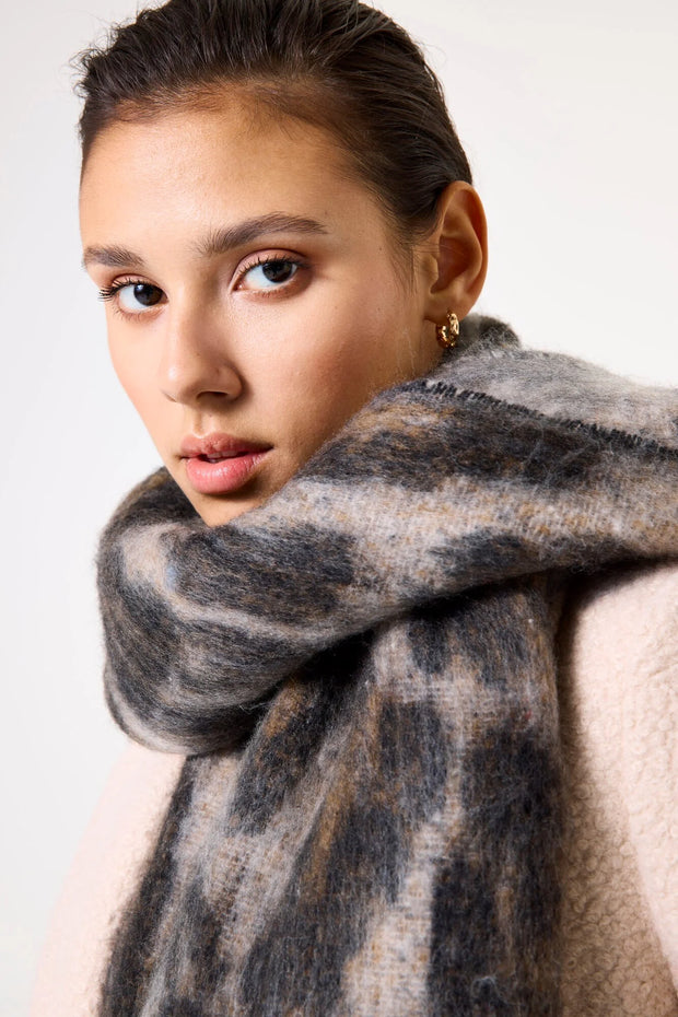 Chunky cheetah scarf
