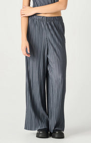 pull on pleated pant